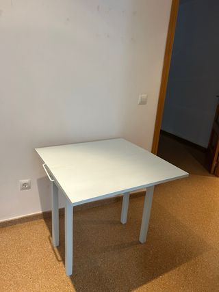 Mesa de madera azul celeste muy claro