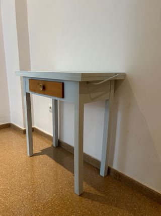 Mesa de madera azul celeste muy claro