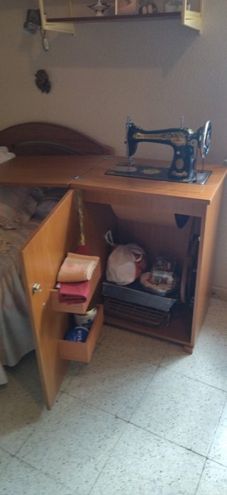 Máquina de coser Singer con mueble