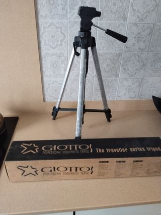 Trípode de cámara de la marca giotto