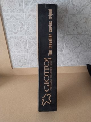 Trípode de cámara de la marca giotto