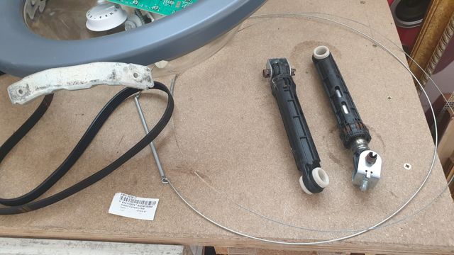 Alcuni pezzi di lavatrice