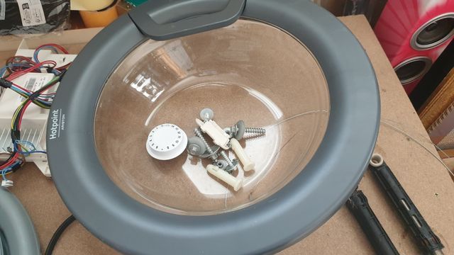 Alcuni pezzi di lavatrice