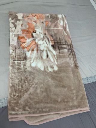 Manta cama 150 cm. marca Mora