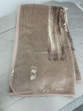 Manta cama 150 cm. marca Mora