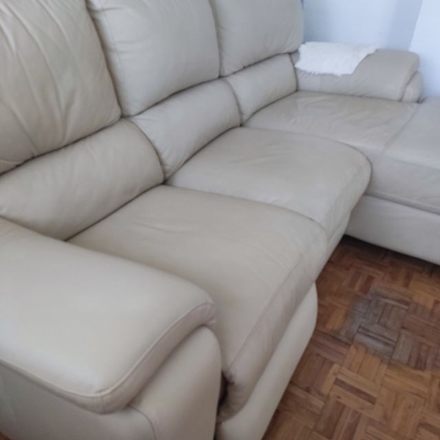 Sofá de piel con cheslongue.