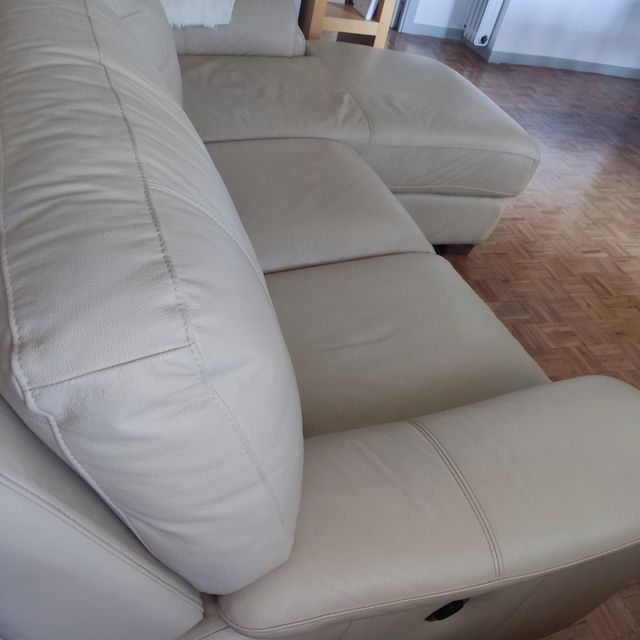 Sofá de piel con cheslongue.