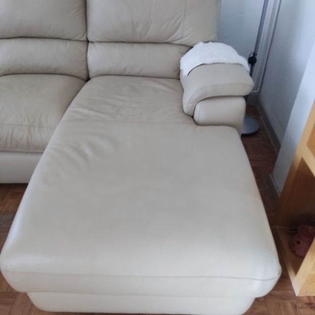 Sofá de piel con cheslongue.