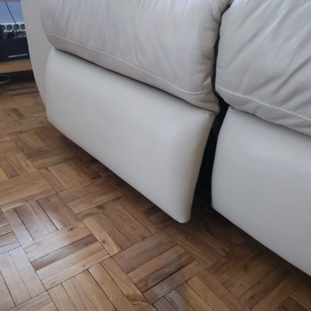 Sofá de piel con cheslongue.