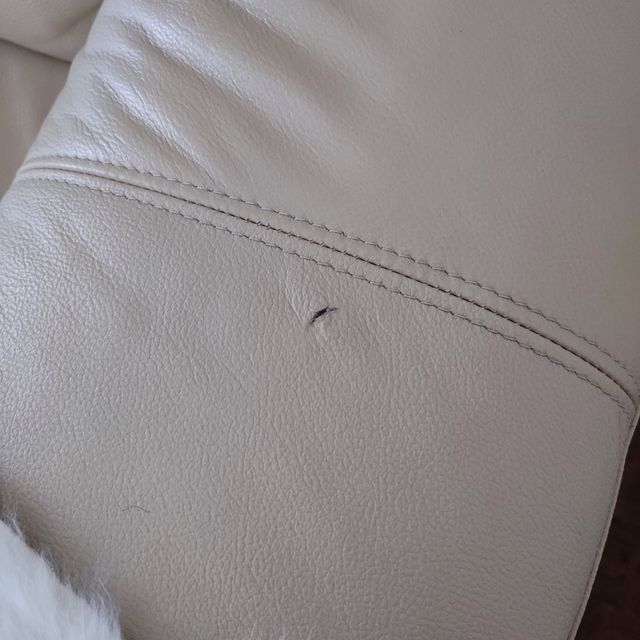 Sofá de piel con cheslongue.