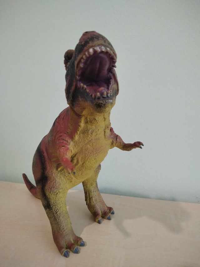 Dinosaurio grande de juguete