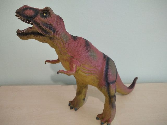 Dinosaurio grande de juguete