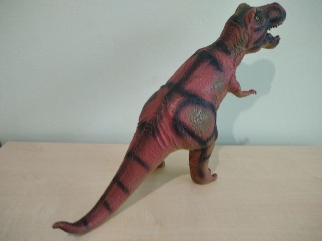 Dinosaurio grande de juguete