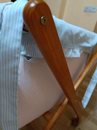 Minicuna de madera con ruedas ✨

Descripción