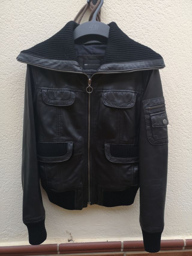 CHAQUETA NEGRA DE PIEL MANGO