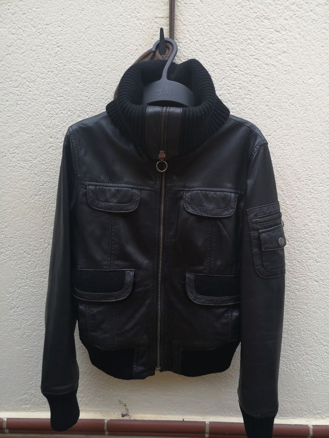 CHAQUETA NEGRA DE PIEL MANGO