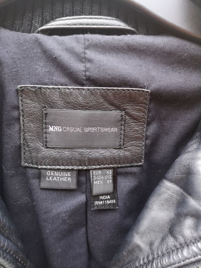 CHAQUETA NEGRA DE PIEL MANGO