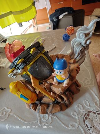 Figura de Trunks con nave