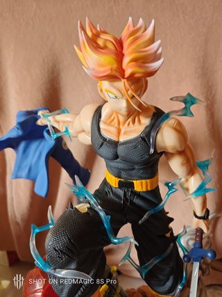 Figura de Trunks con nave