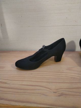 Zapatos negros con tacón 