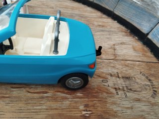 Familia con coche turquesa de Playmobil