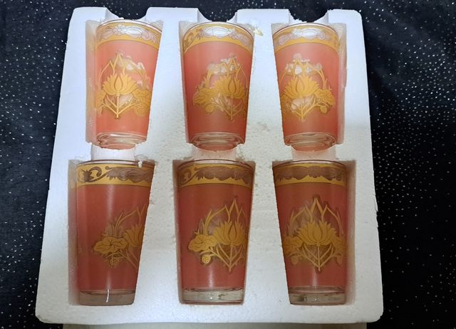 Vasos de té nuevos en su caja