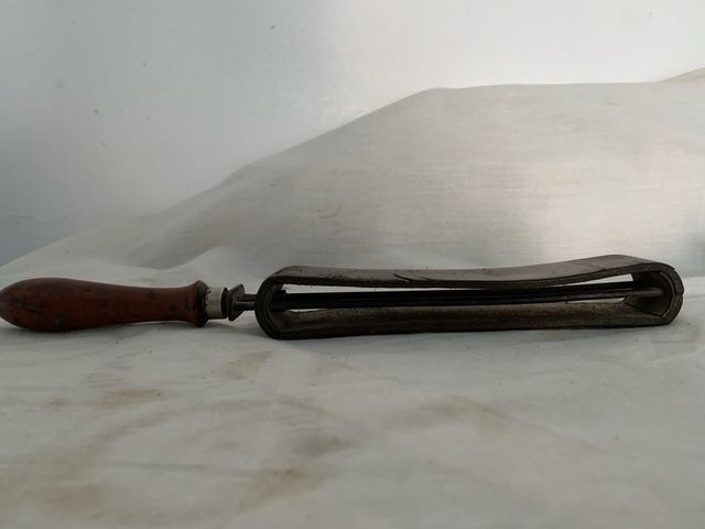 Reliquia .Antiguo Afilador de navajas de afeitar.