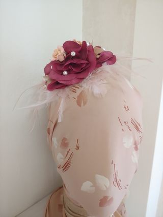 Peineta de flores y plumas