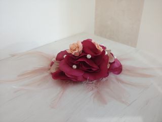 Peineta de flores y plumas