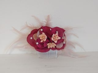 Peineta de flores y plumas