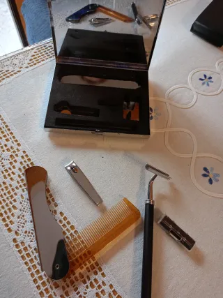 Caja estuche metálica.