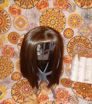 Peluca sintética ajustable