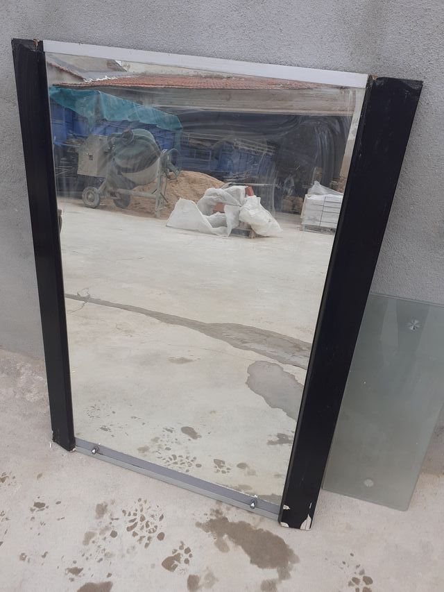 Espejo de tamaño grande, con marco, muy práctico.