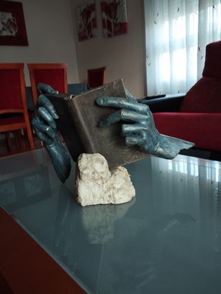 Figura manos piedra