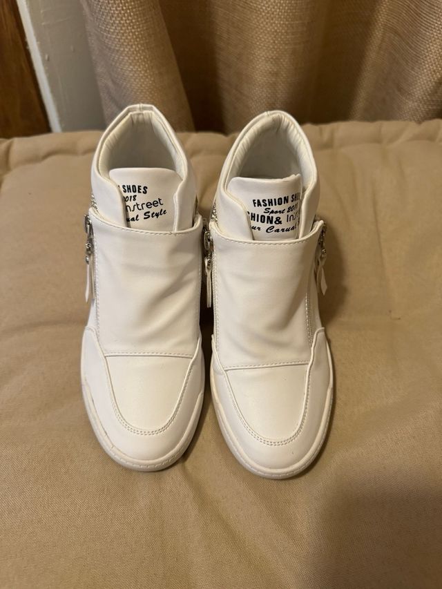 Zapatilla blanca cuña