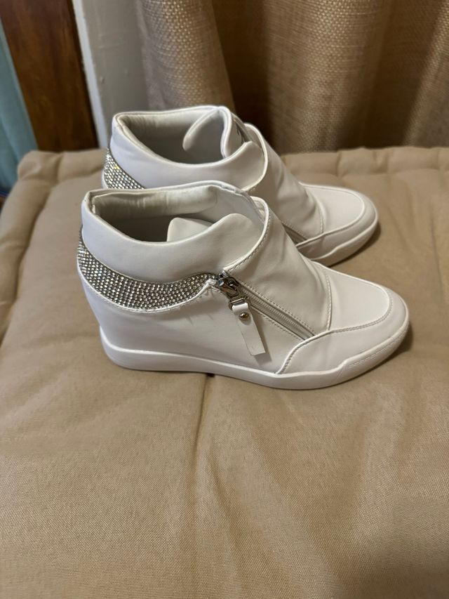 Zapatilla blanca cuña