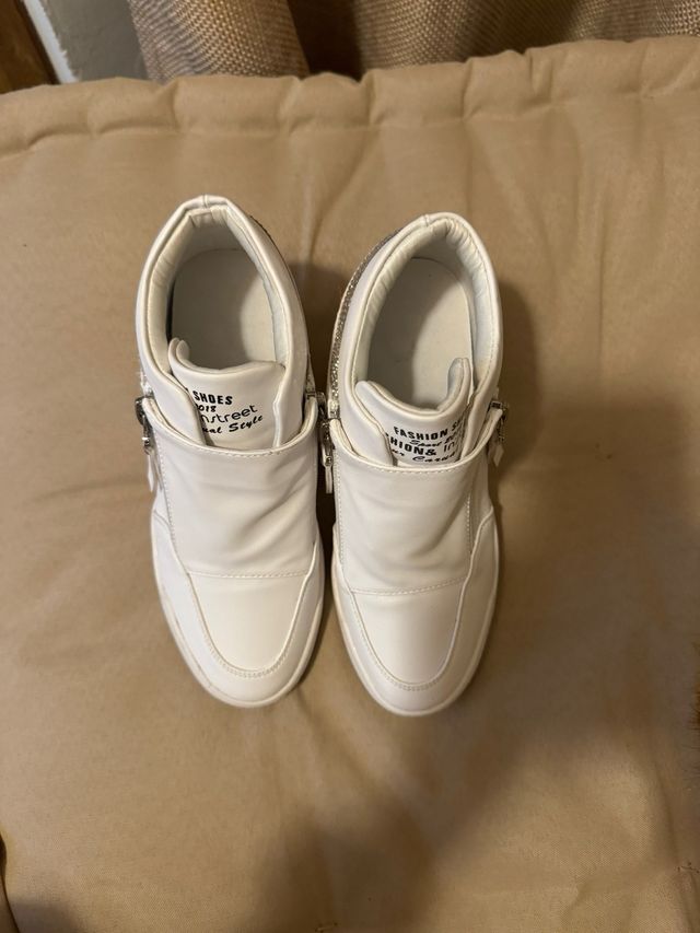 Zapatilla blanca cuña