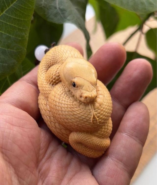 Amuleto serpiente talla en madera