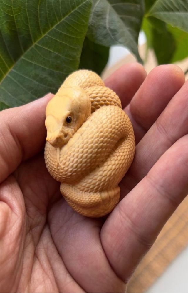 Amuleto serpiente talla en madera