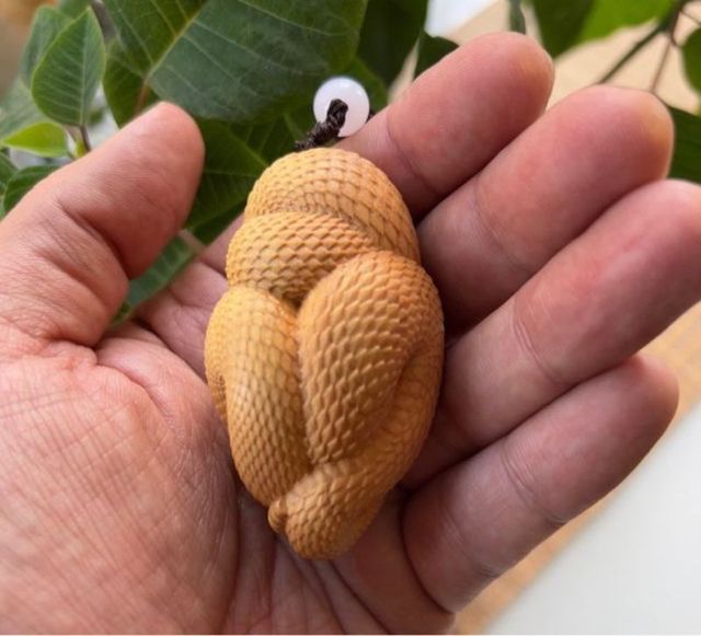 Amuleto serpiente talla en madera