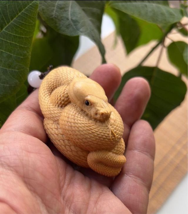 Amuleto serpiente talla en madera
