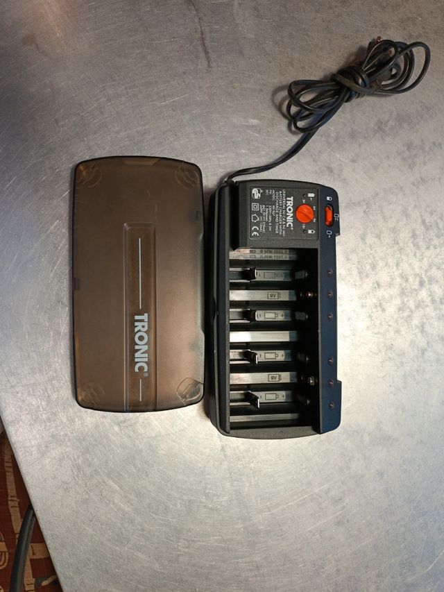 Cargador de pilas universal