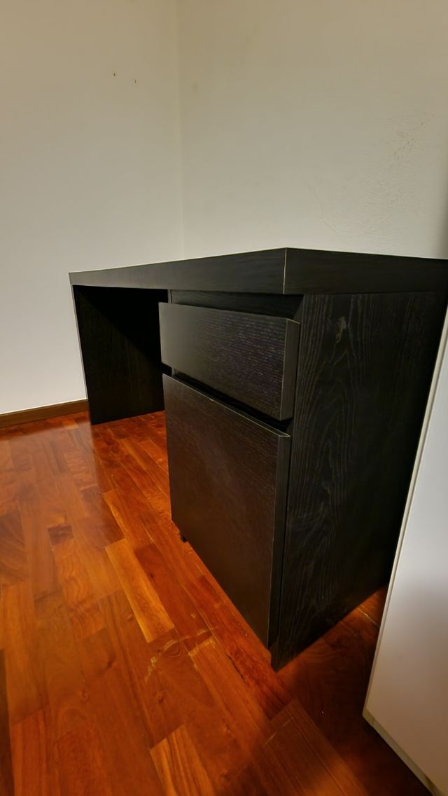 Scrivania Ikea Malm con supporto monitor