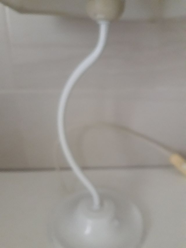 Lampara blanca de mesilla