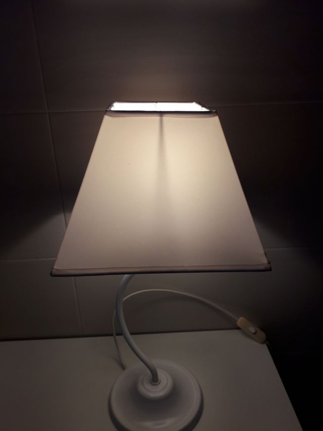 Lampara blanca de mesilla
