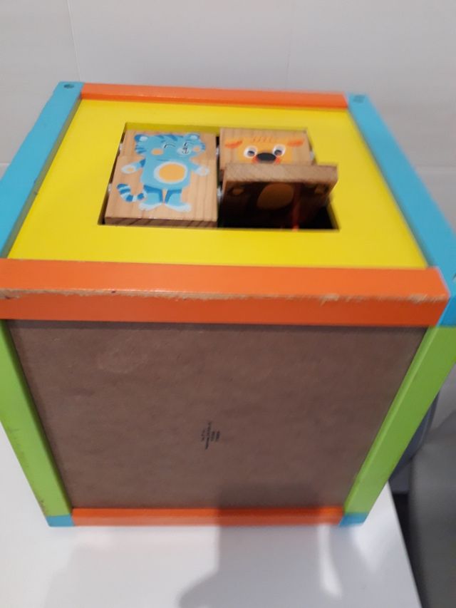 Cubo de actividades infantiles