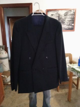 Traje azul marino cruzado