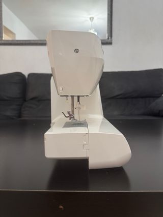 Maquina de coser Singer.