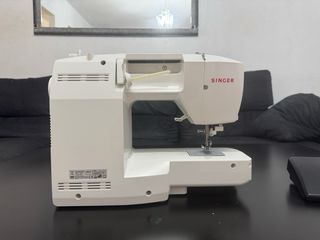 Maquina de coser Singer.
