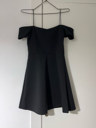 Vestido corto en negro.